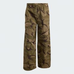 Spodnie Seasonal Essentials Camo Woven Parachute. Brązowe spodnie materiałowe męskie Adidas, bez wzorów, z materiału, eleganckie, z standardowym stanem. Za 259.00 zł.