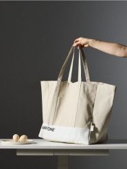 Torba zakupowa Pantone - kremowy. Białe torebki klasyczne damskie Sinsay, bez wzorów, bez dodatków. Za 39.99 zł.