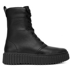 Trzewiki Clarks. Czarne botki damskie Clarks, bez obcasa, na płaskiej podeszwie, bez zapięcia. Za 659.99 zł.