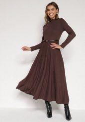 Brązowa Rozkloszowana Sukienka z Dzianiny z Wiskozą z Długim Rękawem i Paskiem Tusmina. Brązowe sukienki damskie Born2be, na co dzień, m, bez wzorów, z dzianiny, eleganckie, bez kołnierzyka, bez ramiączek, maxi, rozkloszowane. Za 169.99 zł.