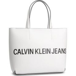 Torebka CALVIN KLEIN JEANS - Sculpted Logo E/W Tote K60K605246 102. Białe torebki klasyczne damskie Calvin Klein Jeans, bez wzorów, z jeansu, bez dodatków. W wyprzedaży za 339.00 zł.