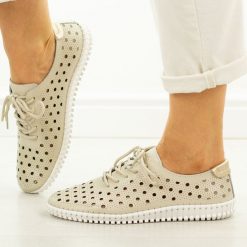 Beżowe ażurowe skórzane półbuty damskie Cambell 87320. Brązowe półbuty damskie Cambell, w ażurowe wzory, z jeansu, casualowe, z okrągłym noskiem, bez obcasa, na płaskiej podeszwie. W wyprzedaży za 169.15 zł.