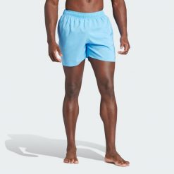 Szorty do pływania Solid CLX Short-Length. Białe szorty męskie Adidas, bez wzorów, z materiału, klasyczne. Za 120.44 zł.