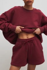 Krótkie spodenki ze sznurkiem w kolorze BURGUNDY - PROSPER-M. Czerwone szorty damskie Marsala, bez wzorów, z bawełny, klasyczne. Za 299.90 zł.
