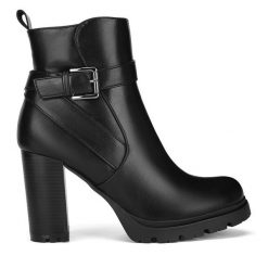 Botki Clara Barson. Czarne botki damskie Clara Barson, bez obcasa, na słupku, bez zapięcia. Za 179.99 zł.
