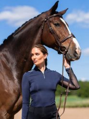 Damska koszulka do jazdy konnej Equestrian Stockholm Air Breeze. Niebieskie t-shirty damskie EQUESTRIAN STOCKHOLM, s, bez wzorów, z materiału, bez kołnierzyka. Za 367.50 zł.