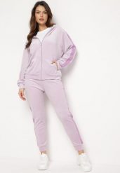 Fioletowy Komplet Welurowy Ozdobiony Cekinowym Lampasem Bluza z Kapturem i Spodnie Adoriasa. Fioletowe bluzy z kapturem damskie Born2be, bez wzorów, z weluru, eleganckie. Za 79.99 zł.