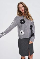 Sweter w kwiaty szary. Szare swetry klasyczne damskie MOODO, l, z poliamidu, bez kołnierzyka. Za 159.99 zł.