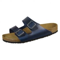 Klapki damskie Birkenstock Arizona Sfb. Niebieskie klapki damskie Birkenstock, bez wzorów, z materiału, bez obcasa. Za 799.99 zł.