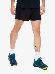 Spodenki do biegania La Sportiva Flow 3in Short. Czarne szorty męskie La Sportiva, z materiału, bez kołnierzyka. Za 401.49 zł.