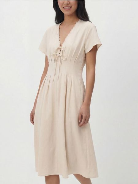 Sukienka midi z lyocellem - kremowy. Białe sukienki damskie Reserved, na co dzień, l, bez wzorów, z lyocellu, bez kołnierzyka, bez ramiączek, midi, proste. Za 199.99 zł.
