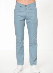 WRANGLER ARIZONA MĘSKIE SPODNIE MATERIAŁOWE BLUE W12OAN713. Niebieskie spodnie materiałowe męskie Wrangler, bez wzorów, z materiału. Za 209.99 zł.