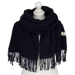 Granatowy, elegancki szalik damski z poliestru z frędzlami - Peterson. Niebieskie szaliki i kominy damskie Peterson, na jesień, bez wzorów. Za 54.99 zł.