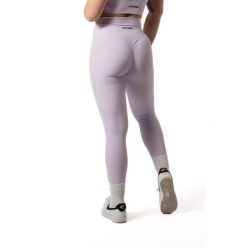 Damskie legginsy bezszwowe prążkowane z efektem scrunch – lawendowy. Fioletowe legginsy sportowe damskie AESTHETIC WOLF, l, bez wzorów, z dzianiny, z podwyższonym stanem, na fitness i siłownię. Za 119.99 zł.