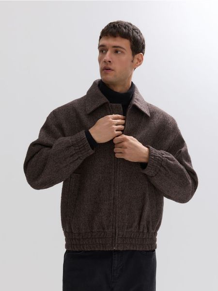 Kurtka z wełną - ciemnobrązowy. Brązowe kurtki męskie Reserved, l, bez wzorów, z tkaniny, bez kaptura. W wyprzedaży za 259.99 zł.