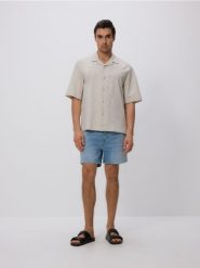 Jeansowe szorty straight - niebieski. Niebieskie szorty męskie Reserved, z denimu, bez kołnierzyka. W wyprzedaży za 65.99 zł.