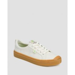 Tenisówki Cariuma OCA Low Gum Off-White Canvas. Białe trampki i tenisówki męskie CARIUMA, bez wzorów, bez zapięcia. Za 409.99 zł.