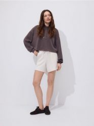 Szorty z modalem - beżowy. Brązowe szorty damskie Reserved, bez wzorów, z dzianiny. Za 79.99 zł.