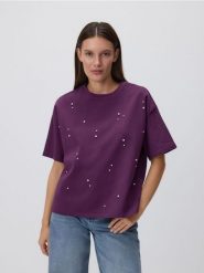 Bawełniany t-shirt z aplikacją - ciemnofioletowy. Fioletowe t-shirty damskie Reserved, l, z aplikacjami, z bawełny, bez kołnierzyka. W wyprzedaży za 39.99 zł.