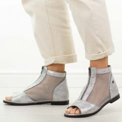 Srebrne sandały damskie Jezzi 24148-5. Szare sandały damskie Jezzi, bez wzorów, z jeansu, bez obcasa, na płaskiej podeszwie. Za 219.00 zł.