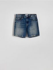 Jeansowe szorty z przetarciami - indigo jeans. Niebieskie szorty męskie Reserved, z denimu, bez kołnierzyka. W wyprzedaży za 69.99 zł.