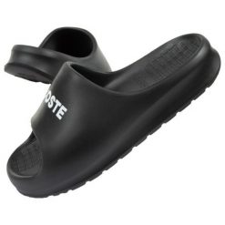 Klapki Lacoste Serve Slide 2002H czarne. Czarne klapki damskie bez wzorów, z syntetyku, bez obcasa. Za 310.47 zł.