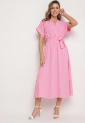 Różowa Sukienka o Rozkloszowanym Kroju z Wiązanym Paskiem Sepelina. Czerwone sukienki damskie Born2be, na co dzień, na lato, s, bez wzorów, eleganckie, bez kołnierzyka, bez ramiączek, maxi, kopertowe. W wyprzedaży za 67.99 zł.