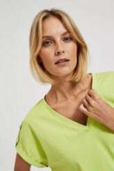 T-shirt z krótkimi rękawami zielony. Zielone t-shirty damskie MOODO, bez wzorów, bez kołnierzyka. W wyprzedaży za 27.49 zł.