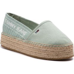Espadryle TOMMY JEANS - Knit Tommy Jeans Espadrille EN0EN00572 Frosty Green 312. Zielone espadryle damskie Tommy Jeans, bez wzorów, z jeansu, bez obcasa, na płaskiej podeszwie. W wyprzedaży za 249.00 zł.