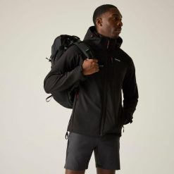 Męska wodoodporna kurtka softshell Arana z kapturem. Czarne kurtki męskie Regatta, m, bez wzorów, z elastanu, z kapturem. W wyprzedaży za 329.99 zł.