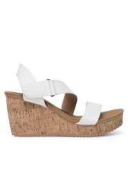 Clara Barson Sandały WYL0710-XX Biały. Białe sandały damskie Clara Barson, bez wzorów, z syntetyku, bez obcasa, na koturnie. Za 71.99 zł.