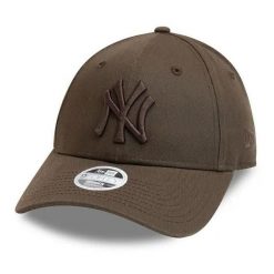 Damska czapka z daszkiem New Era MLB New York Yankees. Brązowe czapki z daszkiem damskie New Era, bez wzorów. Za 143.50 zł.