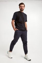 Spodnie męskie jogger ARMANI EXCHANGE. Spodnie materiałowe męskie Armani Exchange, bez wzorów. W wyprzedaży za 359.87 zł.