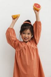 MINI sukienka o luźnym kroju w kolorze FOXY ORANGE - RAYA-92-98 (2-3). Brązowe sukienki dziewczęce Marsala, bez wzorów, z bawełny, bez ramiączek, długie. W wyprzedaży za 58.46 zł.