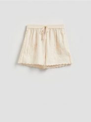 Lniane szorty z haftem - kremowy. Białe szorty damskie Reserved, bez wzorów. Za 149.99 zł.