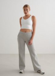 Damskie spodnie dresowe szerokie nogawki, miękkie Wide Sweatpants szary melanż. Szare spodnie sportowe damskie Aim'n, s, z bawełny, na fitness i siłownię. Za 344.00 zł.