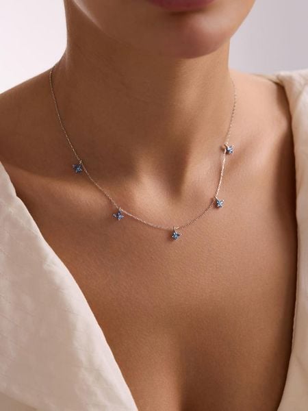 Lodie Silver Srebrny naszyjnik z elementami ozdobnymi - dł. 42 cm rozmiar: onesize. Niebieskie naszyjniki damskie Lodie Silver, srebrne. Za 113.99 zł.