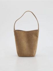 Zamszowa torebka hobo - beżowy. Brązowe torebki klasyczne damskie Reserved, bez wzorów, ze skóry, zamszowe, bez dodatków. Za 279.99 zł.