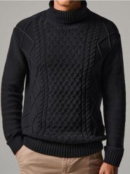 Sweter z golfem - czarny. Czarne swetry męskie Sinsay, l, bez wzorów, bez kołnierzyka. Za 79.99 zł.