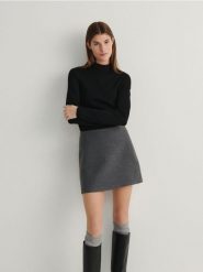 Sweter z wiskozą - czarny. Czarne swetry klasyczne damskie Reserved, l, z dzianiny, bez kołnierzyka. W wyprzedaży za 39.99 zł.