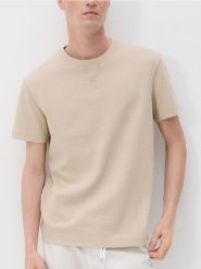 Strukturalny t-shirt comfort fit - beżowy. Brązowe t-shirty męskie Reserved, l, bez wzorów, z bawełny, bez kołnierzyka. W wyprzedaży za 45.99 zł.