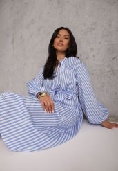 Niebieska Bawełniana Sukienka o Pudełkowym Kroju z Haftem i Wiązanym Paskiem Guineney. Niebieskie sukienki damskie Renee, na co dzień, m, z aplikacjami, z bawełny, casualowe, bez kołnierzyka, bez ramiączek, maxi, proste. Za 189.99 zł.