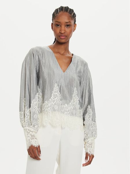 Karen by Simonsen Bluzka Pam 10105035 Szary Loose Fit. Szare bluzki damskie Karen by Simonsen, bez wzorów, z wiskozy, bez kołnierzyka, bez ramiączek. Za 289.99 zł.