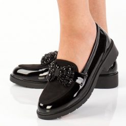 Czarne półbuty damskie z kokardą S.Barski 318. Czarne półbuty damskie S.BARSKI, z aplikacjami, z lakierowanej skóry, eleganckie, z okrągłym noskiem, bez obcasa, na obcasie. Za 189.00 zł.