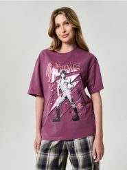 Bawełniana koszulka z nadrukiem David Bowie - fioletowy. Fioletowe t-shirty damskie Sinsay, l, bez wzorów, z bawełny, bez kołnierzyka. Za 39.99 zł.