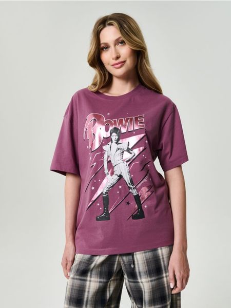 Bawełniana koszulka z nadrukiem David Bowie - fioletowy. Fioletowe t-shirty damskie Sinsay, l, bez wzorów, z bawełny, bez kołnierzyka. Za 39.99 zł.