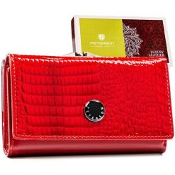 Portfel damski ze skóry naturalnej w czerwonym kolorze zamykany na zatrzask i bigiel - Peterson. Czerwone portfele damskie Peterson, bez wzorów, z lakierowanej skóry. Za 99.99 zł.