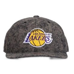 Czapka typu snapback Los Angeles Lakers. Czarne czapki męskie Mitchell & Ness, bez wzorów, sportowe. Za 213.50 zł.