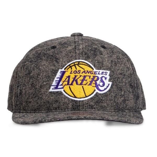 Czapka typu snapback Los Angeles Lakers. Czarne czapki męskie Mitchell & Ness, bez wzorów, sportowe. Za 213.50 zł.