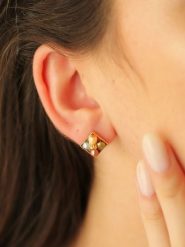 Pierres de Jade Pozłacane kolczyki-wkrętki z perłami rozmiar: onesize. Białe kolczyki damskie Pierres de Jade, z perłą, pozłacane. Za 43.99 zł.